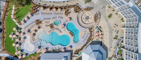 Una piscina cubierta, una piscina climatizada