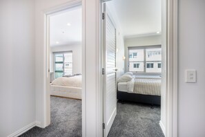 3 habitaciones, escritorio, tabla de planchar con plancha y wifi gratis 