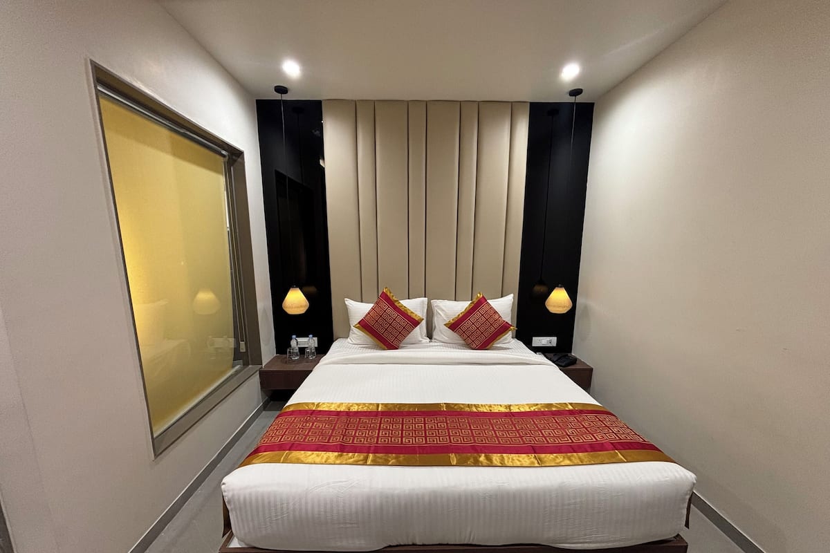 Deluxe Double Room, Hill View | Desk, free WiFi