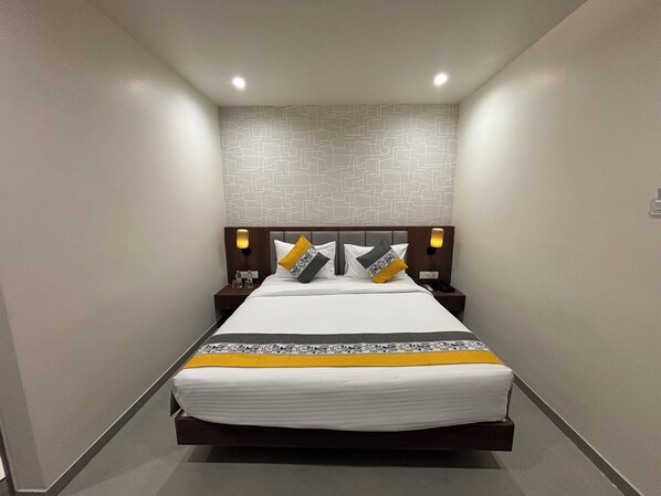 Dobbeltrom – superior, utsikt mot høyde | Skrivebord og wi-fi (inkludert)