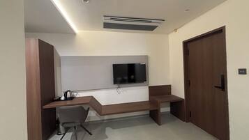 Deluxe Double Room, Hill View | Interior