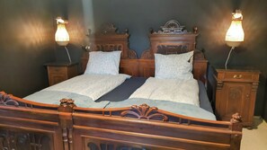 3 bedrooms, iron/ironing board, internet