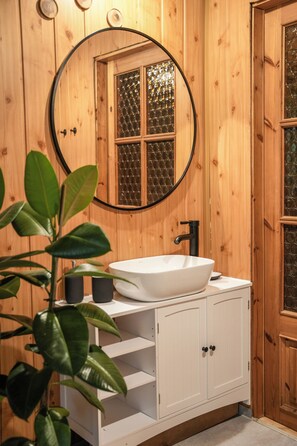 Dusj, hårføner, håndklær og toalettpapir