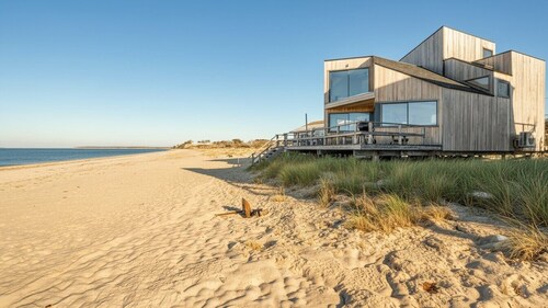 Stunning modern beachfront home in Southampton, ideal for small groups and...