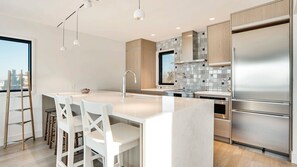 Micro-ondes, four, plaque de cuisson, cafetière/bouilloire