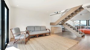 Smart TV - Stunning modern beachfront home in Southampton, ideal for small groups and... (Southampton)