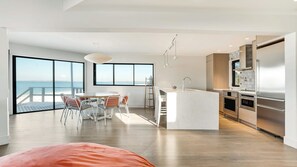 Micro-ondes, four, plaque de cuisson, cafetière/bouilloire