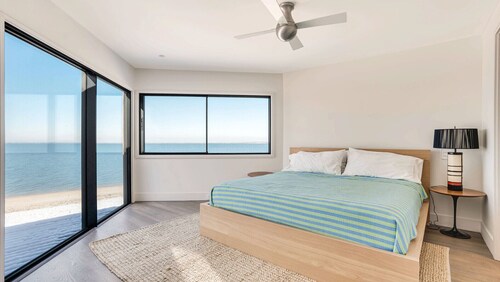 Stunning modern beachfront home in Southampton, ideal for small groups and...