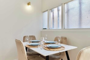 Dining - Charming AC apartment - Buttes Chaumont Park (Paris)