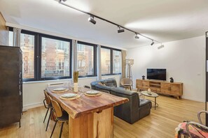 Televisión y oficina 