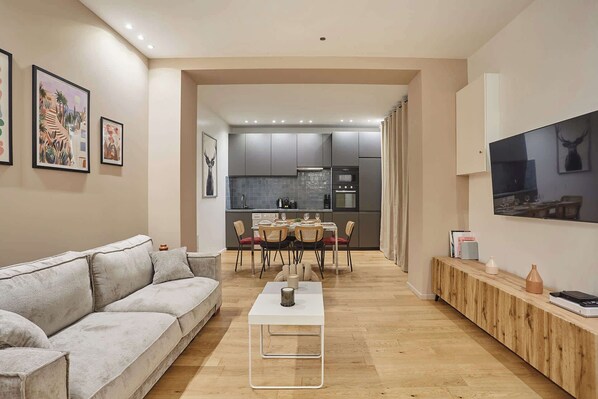 TV, offices - Charming apartment - Center of Paris (Paris)