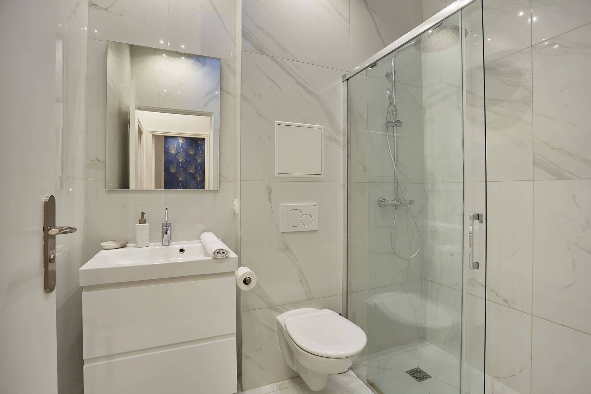 Douche, sèche-cheveux, serviettes fournies