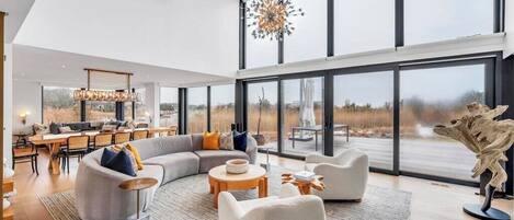 TV connectée, cheminée, chaßne hi-fi