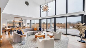 Smart-tv, eldstad och en stereo