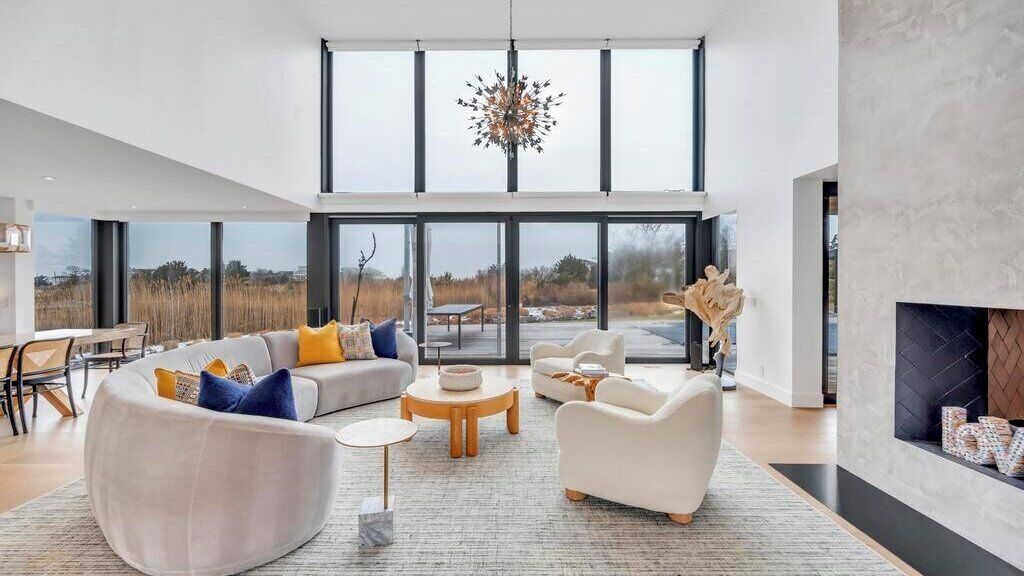 Smart TV, fireplace, stereo