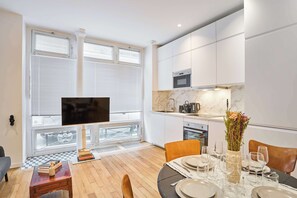 Fridge, microwave, oven, stovetop - Modern Apartement  Center of Paris Montmartre (Paris)