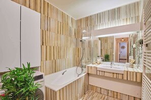 Dusche, Haartrockner, Handtücher, Shampoo