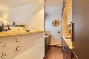 Fridge, microwave, oven, stovetop - Apartment Terrace 16th area residential district (Paris)