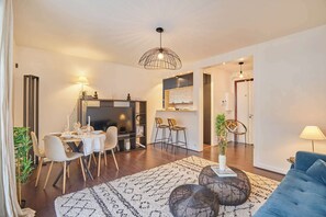 TV - Apartment Terrace 16th area residential district (Paris)