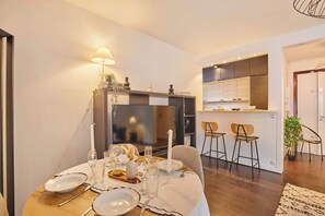 Dining - Apartment Terrace 16th area residential district (Paris)