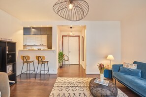 TV - Apartment Terrace 16th area residential district (Paris)