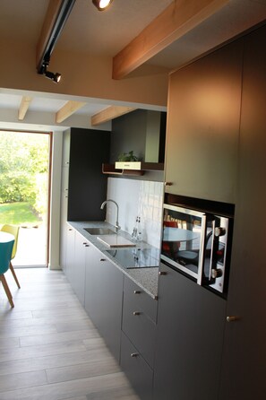 Four à micro-ondes, un four, surface de cuisson, lave-vaisselle