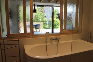Bathroom - A romantic cottage in the Flemish Ardennes. Private Garden & Beautiful View (Maarkedal)