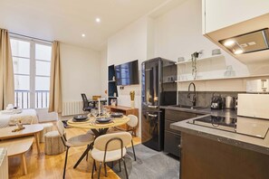 Fridge, microwave, oven, coffee/tea maker - Charming & Modern Studio Center of Paris (Paris)