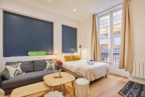 1 bedroom, desk, iron/ironing board, WiFi - Charming & Modern Studio Center of Paris (Paris)