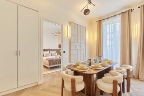 Dining - Luxurious AC apartment Beaubourg  Le Marais (Paris)