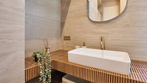 Dusche, Haartrockner, Handtücher, Shampoo