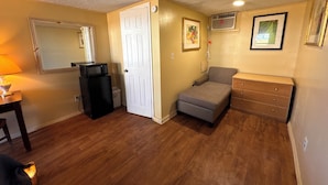 Living area - Welcoming 1-bedroom hotel with AC in Myrtle Beach (Myrtle Beach)