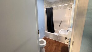 Towels, soap, toilet paper - Welcoming 1-bedroom hotel with AC in Myrtle Beach (Myrtle Beach)