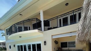 A two-story house with a swimming pool, a balcony, and a kitchen area. - Tremendous 2-bedroom house with AC in charming Key Largo (Key Largo)