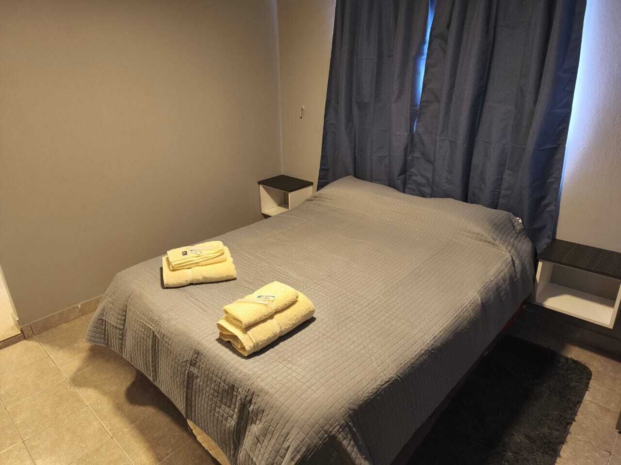 Roupas de cama premium, edredons de pluma, Wi-Fi de cortesia