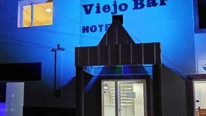 L’extérieur de l’hôtel El Viejo Bar se distingue par une enseigne bien visible et une petite entrée.