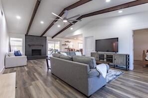 Smart TV, books - Modern Guesthouse Luxe Retreat - Sleeps 12! (Pflugerville)