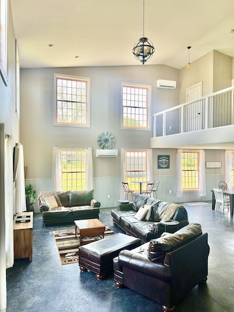 スマートテレビ、暖炉. Huge barndominium homestead in Carlisle, just miles from airport/downtown DSM