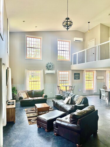 Huge barndominium homestead in Carlisle, just miles from airport/downtown DSM