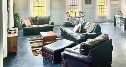 Huge barndominium homestead in Carlisle, just miles from airport/downtown DSM