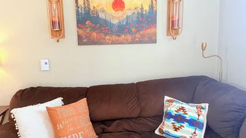 Smart TV, libros y estéreo