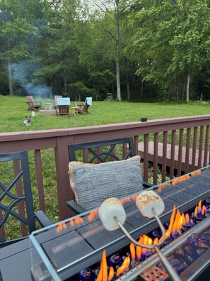 Outdoor dining - Parkway Paradise Cozy Retreat Blue Ridge Parkway Family & Pet Friendly  (Laurel Springs)