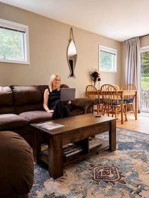 Smart TV, books, stereo - Parkway Paradise Cozy Retreat Blue Ridge Parkway Family & Pet Friendly  (Laurel Springs)