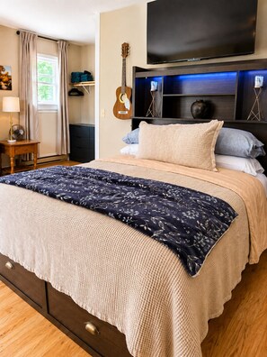 1 chambre, fer et planche à repasser, lit de bébé portatif