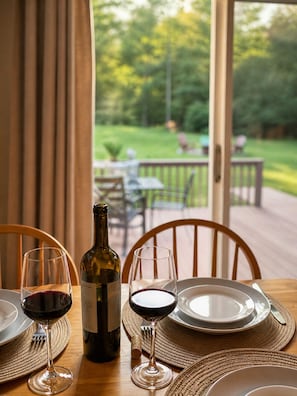 Dining - Parkway Paradise Cozy Retreat Blue Ridge Parkway Family & Pet Friendly  (Laurel Springs)