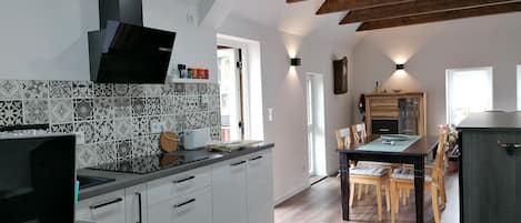 Fridge, oven, stovetop, dishwasher