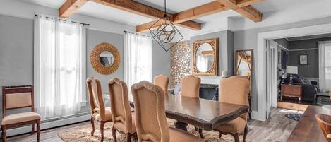 Hus, balkong, bakgårdsutsikt | Spiseområde