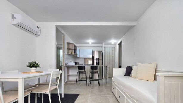 A compact living space with a kitchenette, a dining area, and a seating area. - Luxury & Calm in Serena del Mar: Your New Retreat at Capriella (cartagena)