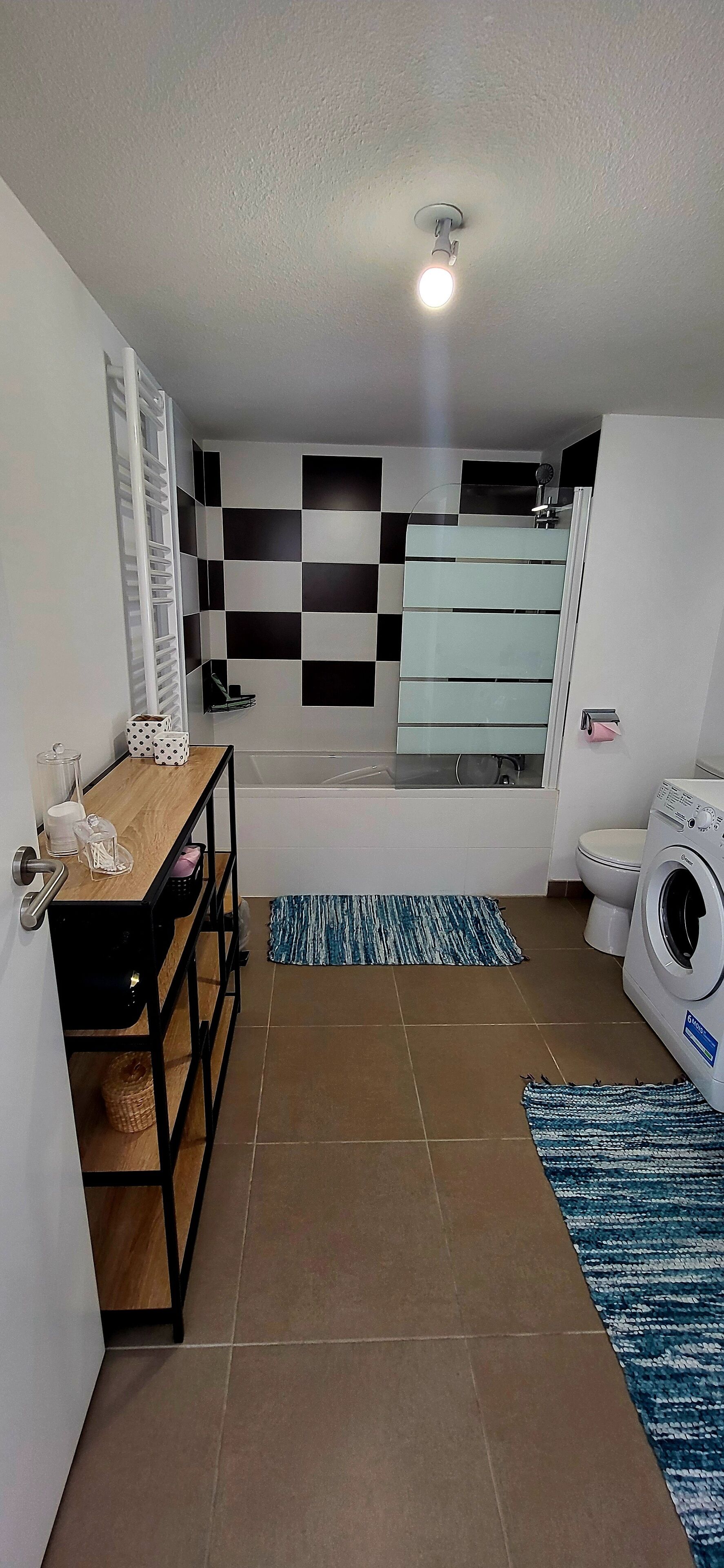 Sèche-cheveux, savon, papier toilette