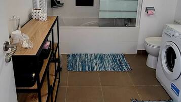 SĂšche-cheveux, savon, papier toilette